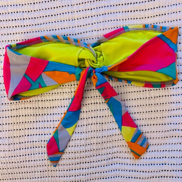 Lot of 3 swimsuit tops sized small - Picture 8 of 13